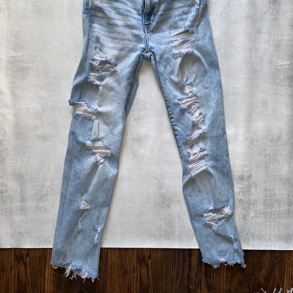 AE high rise distroyed cropped light wash - Picture 5 of 10